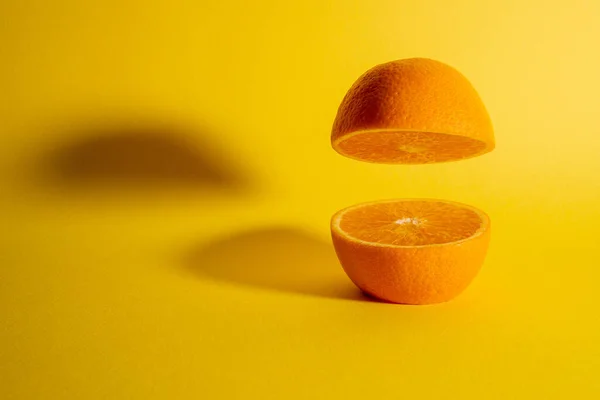 Fruta Naranja Fresca Cortada Mitad Con Una Mitad Flotante Concepto — Foto de Stock