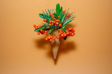 İçinde sonbahar bitkileri olan uçan dondurma külahı. En düşük sonbahar konsepti