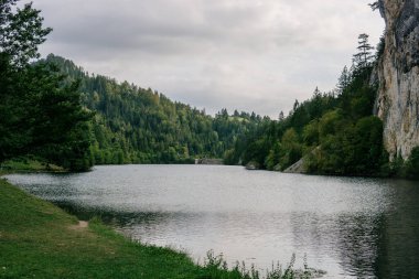 Tara dağında huzurlu bir göl