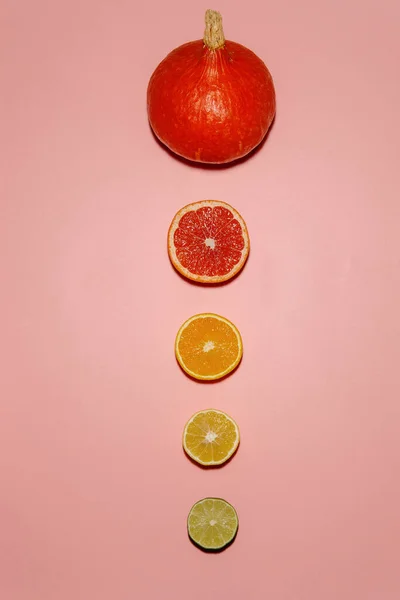 Cítricos Dispuestos Por Tamaño Con Calabaza Roja Parte Superior — Foto de Stock