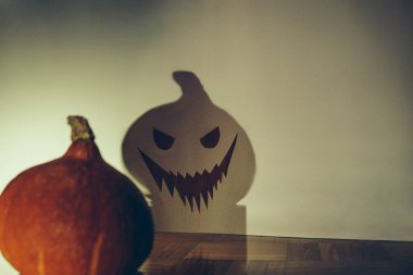 Korkunç gölgeli Cadılar Bayramı balkabağı