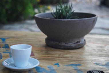 Tahta masada kahve ve sulu.