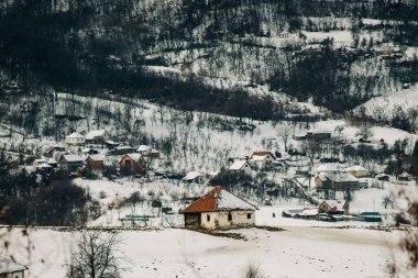 Tepedeki eski yalnız ev