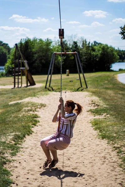 Jovem Mulher Brincando Balanço Parque — Fotografia de Stock
