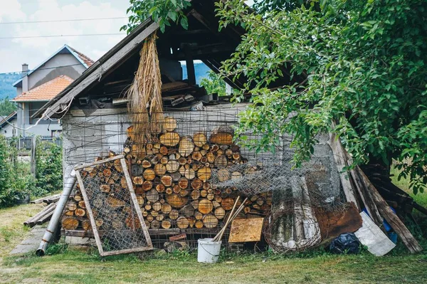 木の古い小屋の横に配置 — ストック写真