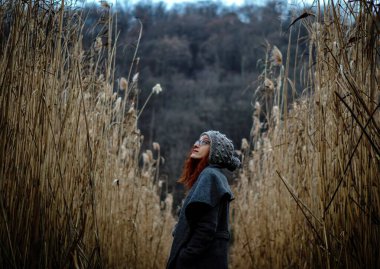 Sazlık ormanında poz veren genç bir kadın