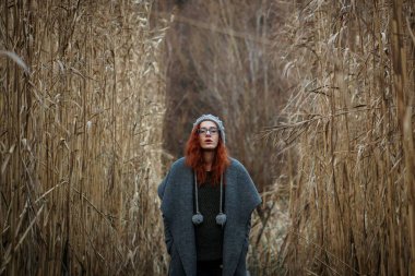 Sazlık ormanında poz veren genç bir kadın