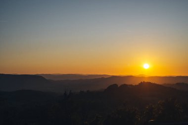 Sırbistan 'da dağların üzerinden gün batımı