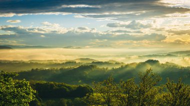 Dağlarda güzel bir gün batımı.