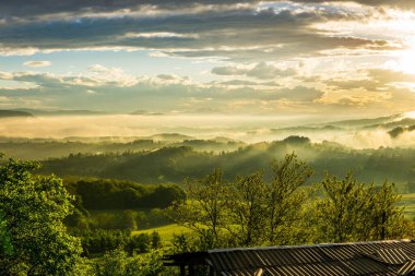 Dağlarda güzel bir gün batımı.