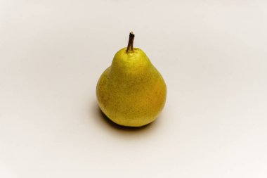 Beyaz zemin üzerinde izole taze armut meyvesi