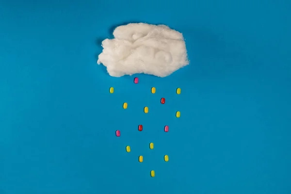 Wolk Van Schuim Blauwe Achtergrond Met Kleurrijke Snoepjes Als Regendruppels — Stockfoto