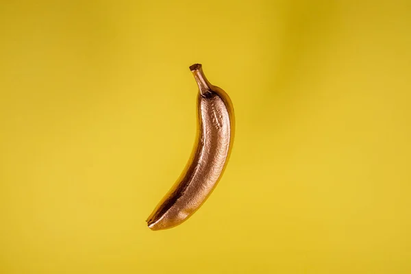 Медный Золотой Плавающий Банан Желтом Фоне Минимальная Концепция Питания — стоковое фото