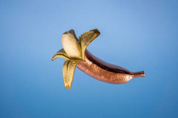 Золотой Плавающий Банан Голубом Фоне Минимальная Концепция Питания — стоковое фото