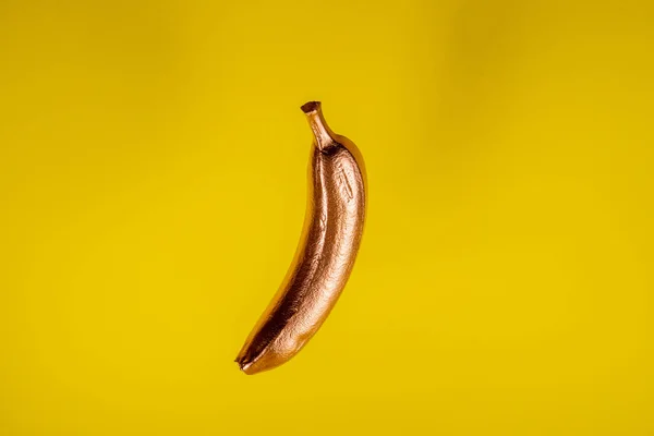 Kupfergold Schwimmende Banane Auf Gelbem Hintergrund Minimales Ernährungskonzept — Stockfoto
