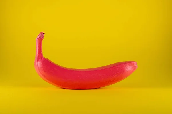 Rosa Banane Auf Gelbem Hintergrund Minimales Ernährungskonzept — Stockfoto