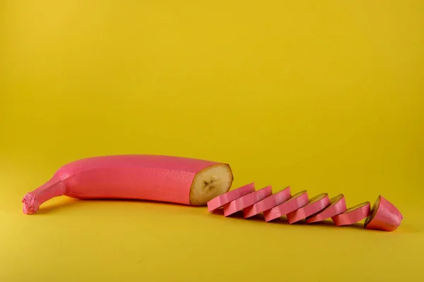 Rosa Banane Auf Gelbem Hintergrund Halb Aufgeschnitten Minimales Ernährungskonzept — Stockfoto