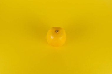 Sarı arka planda limonlu monoton arka plan. En az gıda konsepti
