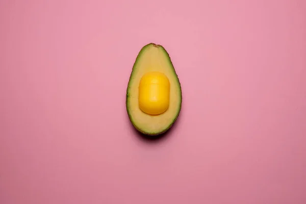 Aguacate Con Huevo Más Amable Medio Concepto Alimentario Creativo — Foto de Stock