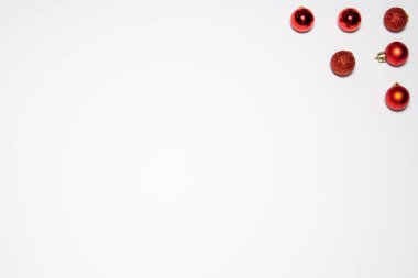 Kırmızı süslemeli Noel kompozisyonu. Asgari Noel kavramı