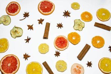 Kurutulmuş meyvelerin Noel kompozisyonu. Noel, kış, yeni yıl konsepti. Düz yatıyordu.