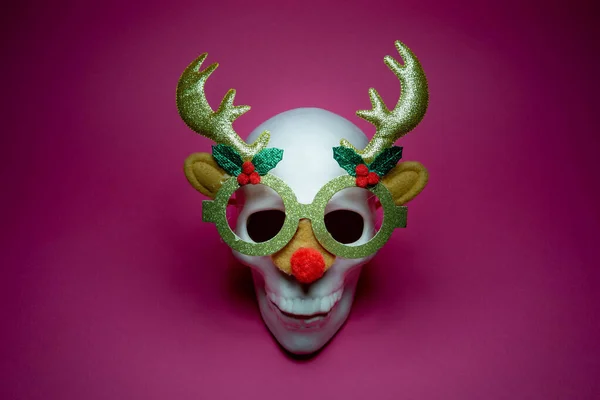 鹿のマスクのスケルトン頭蓋骨 抽象的な休日の概念 — ストック写真
