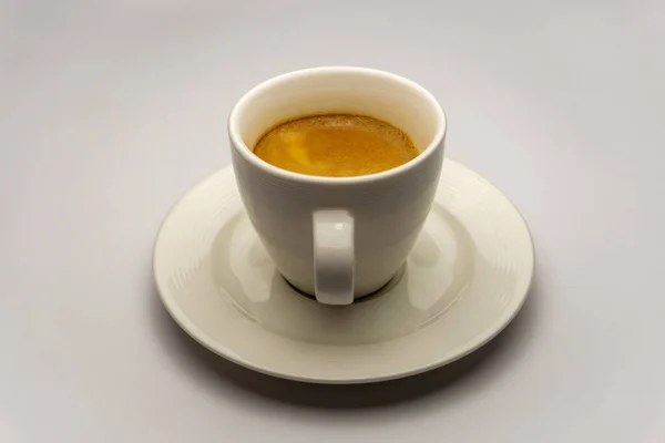 Καφές Εσπρέσο Λευκό Φλιτζάνι Λευκό Φόντο Πλευρική Βολή — Φωτογραφία Αρχείου