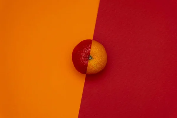 Medio Naranja Rojo Sobre Fondo Bicolor Acostado Concepto Alimentario Mínimo — Foto de Stock