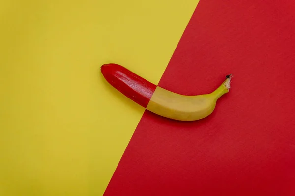 Halb Rote Banane Auf Zweifarbigem Hintergrund Flach Lag Minimales Ernährungskonzept — Stockfoto