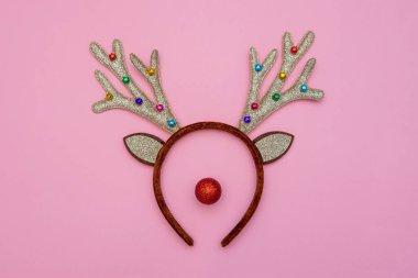 Ren geyiği kafası kırmızı mücevherle süslenmiş. Asgari Noel kavramı