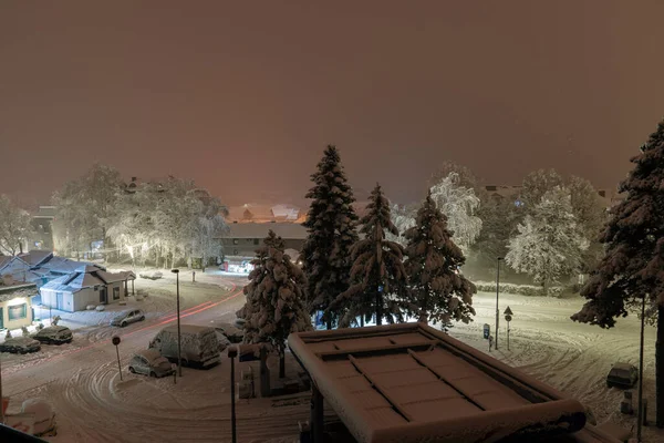 Widok Nocy Pokrytej Śniegiem Ulicy — Zdjęcie stockowe