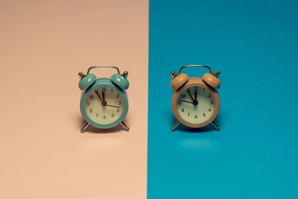 Relojes Retro Colores Pastel Que Muestran Cinco Minutos Doce Fondo —  Fotos de Stock