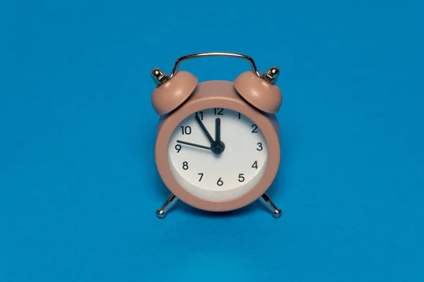 Braune Retro Uhr Auf Blauem Hintergrund Fünf Minuten Vor Zwölf — Stockfoto