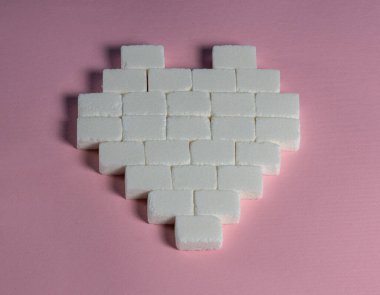 Sağ tarafından ışık alan beyaz şeker küplerinden yapılmış kalp şekli. Yaratıcı aşk ya da sevgililer günü konsepti