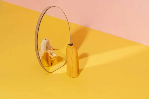 Die Hälfte Der Banane Spiegel Die Andere Hälfte Abgefüllt Zweifarbiger — Stockfoto