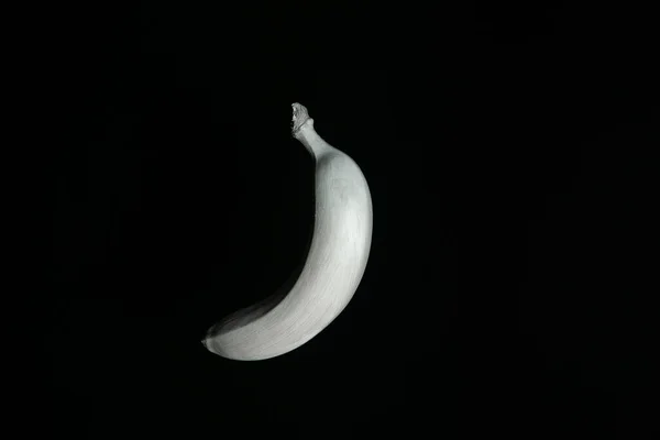 Белый Плавающий Банан Черном Фоне Левой Стороны Творческая Фруктовая Концепция — стоковое фото