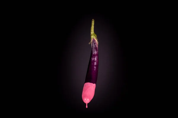 Eggplant Isolerad Flytande Med Rosa Droppfärg Framsidan Svart Bakgrund Kreativ — Stockfoto