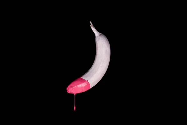 Weiße Schwimmende Banane Mit Rosa Tropfender Farbe Schwarzer Hintergrund Kreatives — Stockfoto