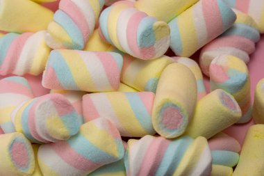 Renkli marşmelovların yakın çekimi. Tatlı kabarık şeker yığını