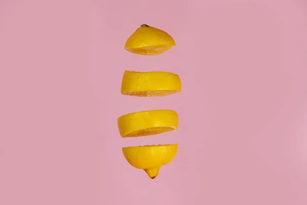 Schwebende Zitrone Scheiben Geschnitten Auf Rosa Hintergrund Vier Teile Der — Stockfoto