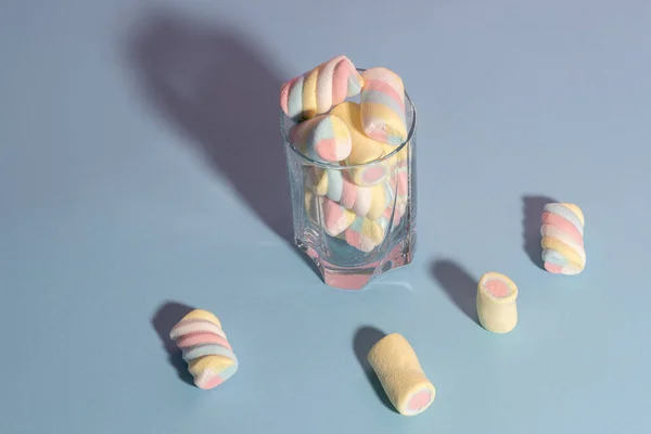 Bunte Marshmallows Einem Glas Mit Schatten Pastellblaue Und Rosa Farben — Stockfoto