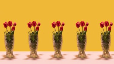 Kırmızı laleli beş cam vazo deseni. Sarı arka plan. Yaratıcı bahar arkaplanı