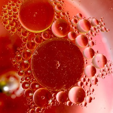 Sudaki petrolden yapılmış dairelerin arka planı. Kırmızı ve pembe arkaplan