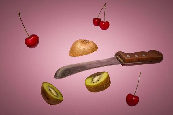 Schwimmendes Messer Das Durch Kiwifrüchte Schneidet Kirschen Fallen Kreatives Ernährungskonzept — Stockfoto