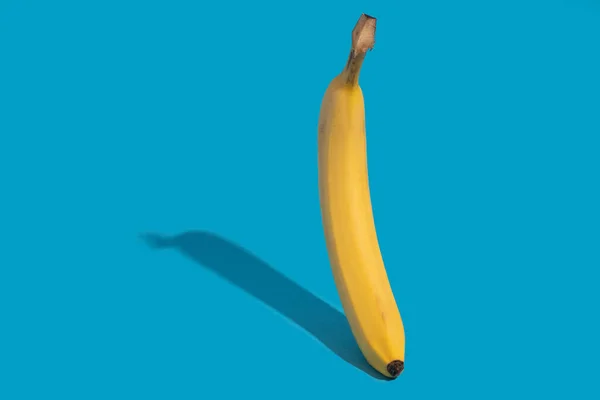 Stehende Banane Auf Blauem Hintergrund Schuss Nach Vorne Kreatives Fruchtkonzept — Stockfoto