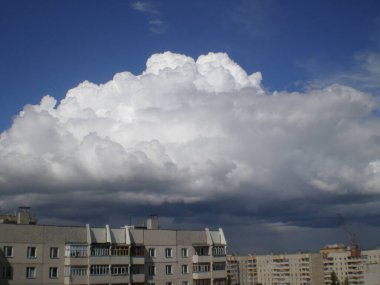 Şehrin üzerinde gün batımı