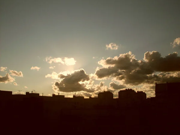 Закат Над Городом — стоковое фото