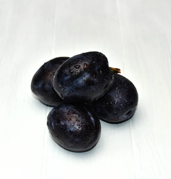Close Dark Blue Plums Wooden Board — Stock Photo, Image
