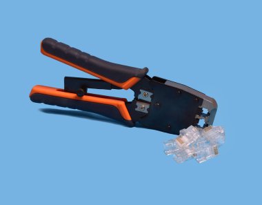 Mavi arkaplanda ethernet kıstırma aracı ve RJ45 bağlayıcıları.