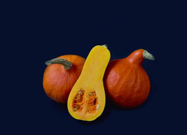 Koyu mavi arkaplanda turuncu balkabakları.